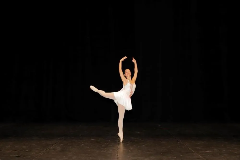 foto de uma bailarina no palco e movimento de balet